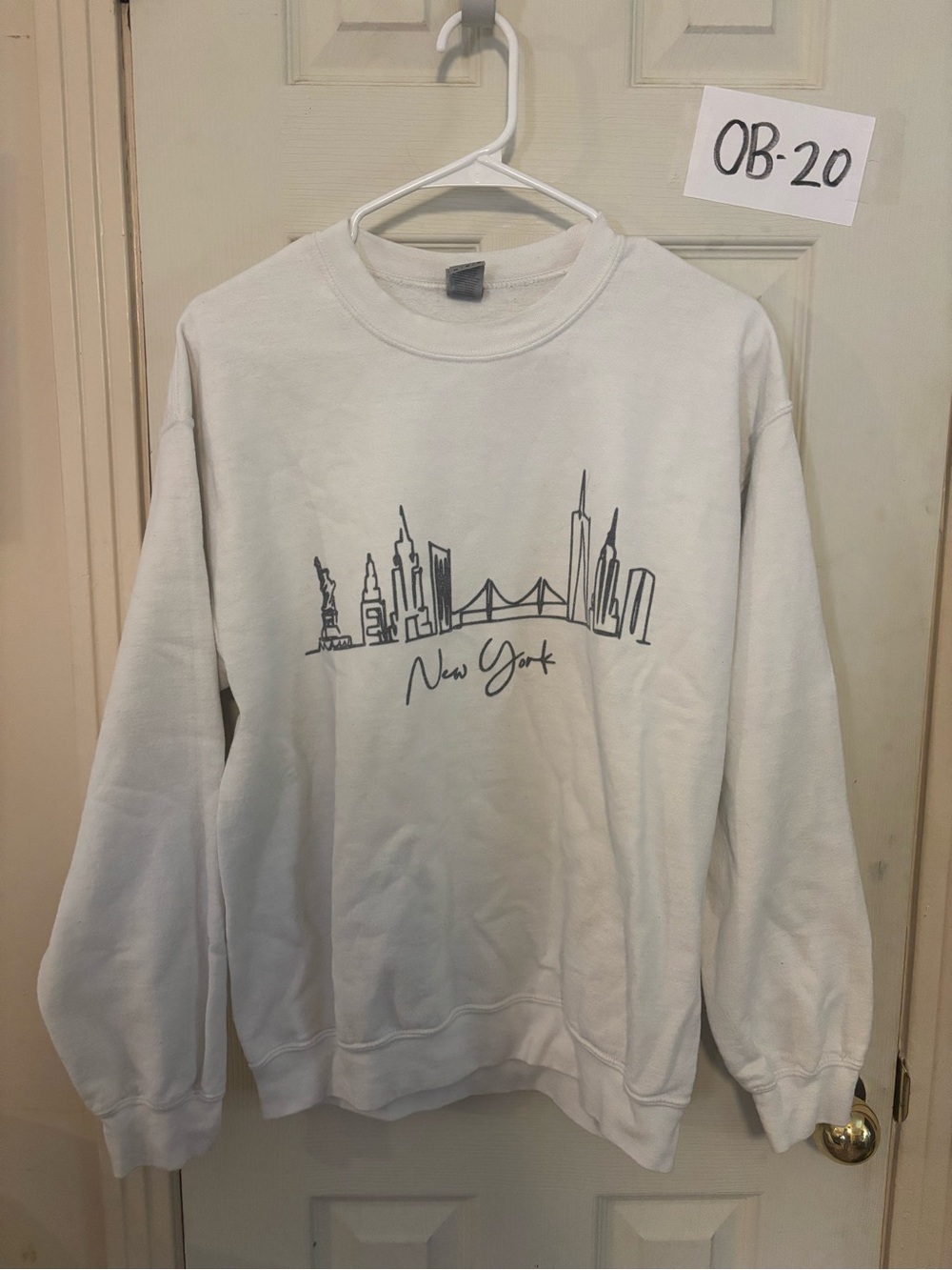 Gildan White Crewneck Sweatshirt with New York Skyline Graphic